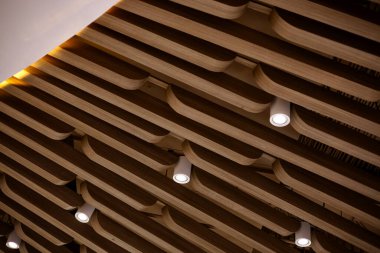 Duman dedektörü ve LED tavan lambaları. İç köşesinde karmaşık bir taç olan tavan pervazları..