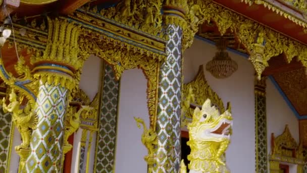 Turister Besök Och Hylla Wat Phra Choeng Chum Worawihan Mueang — Stockvideo