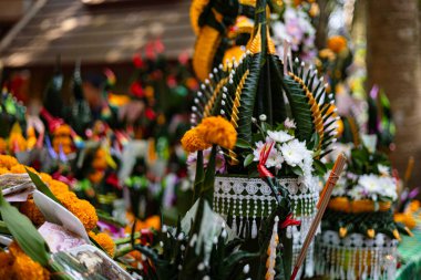 Naga muz yapraklarından yapılmış ve Tayland 'ın Udon Thani eyaletinde çiçeklerle süslenmiş..
