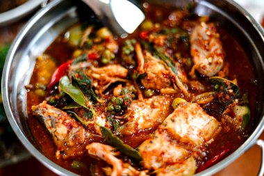 Tayland usulü sıcak ve baharatlı. Balık ve karışık sebzeli köri.. 