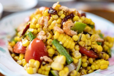 Tayland usulü baharatlı mısır salatası. Mısır salatası çok baharatlı olmayan papaya salatalı bir yemektir çünkü içine biraz taze biber konur. Ana tatlar ekşi ve tatlıdır.. 