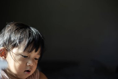 Erkek yüzü tamamen dağınık saçlarla kaplı. Oyundan sonra taranmamış..