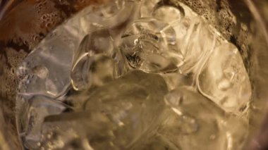 Buzdan Su Kadehinde Eriyor Belgesel filmleri ve yemek ve içki sahnesinde yaşam tarzı için.