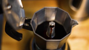 Time Lapse Mocha Coffee Maker belgesel görüntüleri ve yemek ve içki sahnesinde yaşam tarzı.