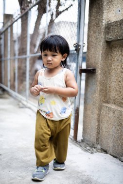 Tellerin yanında yürüyen bir çocuğun ön görüntüsü..