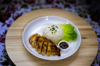 Kızarmış tavuk filetosu ve haşlanmış pirinç.. 