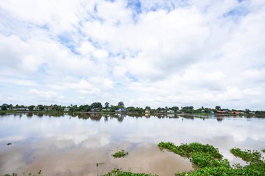 Bulutlu gökyüzü olan nehir manzarası. Yaz günlerinde vahşi nehir doğası bulutları.