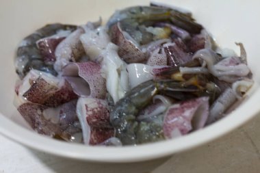 Tabakta taze karides ve mürekkep balığı, yemek ve kültür sahnesinde reklam ve duvar kağıdı için arka plan