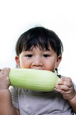 Çocuk Bitting Fresh Corn, Reklam için arka plan ve yiyecek ve içecek yaşam tarzı için duvar kağıdı.