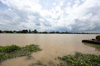 Nehir manzarası, nehir ve manzarada reklam ve duvar kâğıdı için arka plan