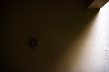 Öğleden sonra güneş ışığı binanın içinde parlıyor. Yapı ve binalardaki reklam ve duvar kağıtları için arka plan.