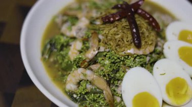 Kamera Pan, Karides ve Çiçek Salatası, yemek sahnesinde belgesel ve sinema için video görüntüleri.