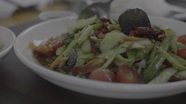 Salatalık salatasını mayalanmış balık ve yengeçle test etmek, belgesel ve yemek sahnesinde sinematik video görüntüleri.