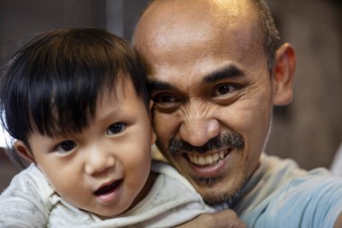 Baba, Küçük Çocuğuna Alay Ediyor, Reklam ve duvar kağıdı için arka plan Rahatlama ve yaşam tarzı sahnesi.