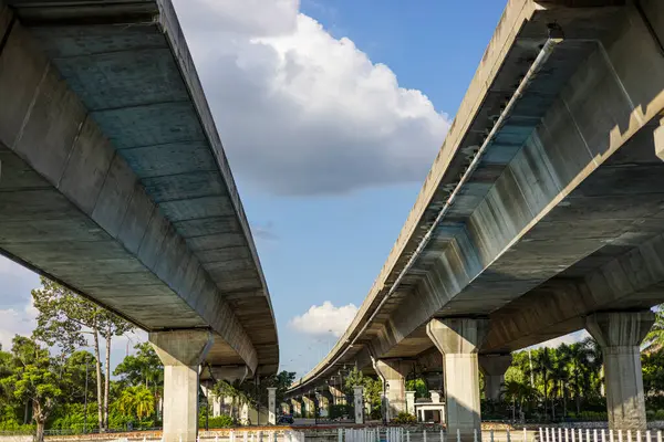 Kraliçe Sirikit Parkı, Nonthaburi, Tayland, Otobanın Altındaki Kamu Parkı, Yapı ve binalarda reklam ve duvar kağıdı sahnesi