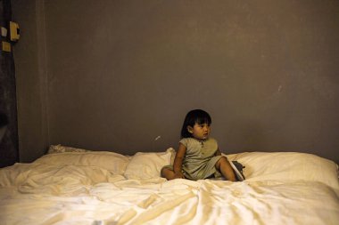 Çocuk yatak odasındaki yatakta oynuyor. Reklamcılık için arka plan ve rahatlama ve yaşam tarzı sahnesi için duvar kağıdı..