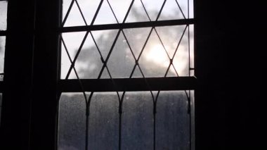 Evening Sunlight Shines through the Wooden Windows, belgesel ve film için video görüntüleri seyahat sahnesinde.