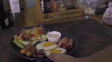 Kahvaltı ve Evde Yemek Hazırla, yemek sahnesinde belgesel ve sinema için video görüntüleri.