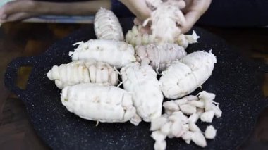 Kakao Meyveleri Temizleme Süreci, belgesel ve hindistan cevizi sahnesinde sinematik video görüntüleri.