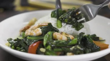 Karidesli Çin lahanası ile ahşap masada beyaz bir tabakta pirinç yakın..