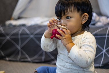 Dar Elbiseli Bebek, Çiğneme Oyuncağı, Çocuklarda ve yaşam tarzında reklam ve duvar kağıtları için arka plan.