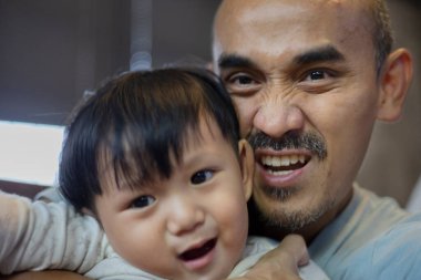 Baba, Küçük Çocuğuna Alay Ediyor, Reklam ve duvar kağıdı için arka plan Rahatlama ve yaşam tarzı sahnesi.