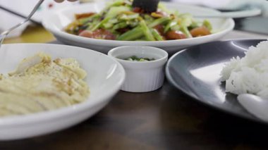 Izgara tavuk, papaya salatası, sade pirinç, masada Tayland yemeği, yemek sahnesinde belgesel ve sinema için video görüntüleri.