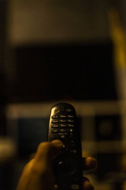 Dekorasyon ve mobilya sahneleri için televizyon kumandası, reklam ve duvar kağıdı için arka plan kullan