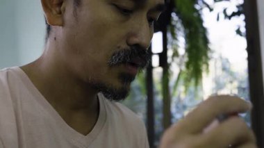 Güneydoğu Asyalı Adam Yeme, belgesel için video görüntüleri ve yemek sahnesinde sinema..