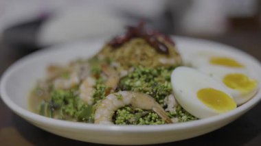 Karidese Yakınlaş ve Çiçek Salatası, yemek sahnesinde belgesel ve sinema için video görüntüleri.