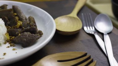 Beyaz Tabakta Pirinçli Kızarmış Domuz eti, yemek sahnesinde belgesel ve sinema için video görüntüleri.