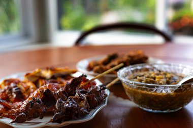 Masada kızarmış tavuk, ahşap masada Thai soslu kızarmış tavuk..