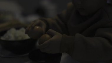 Bebek Soyucu Tavuk Yumurtaları, yemek sahnesinde belgesel ve sinema için video görüntüleri.