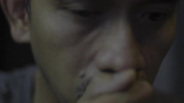 Güneydoğu Asyalı adamın öksürüğü ve göz iltihabı, göz sağlığı sahnesinde tıbbi ve sinematik görüntüler.