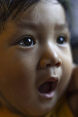 Güneydoğu Asya Bebek Yüzünün Kapanışı, Eğitim ve yaşam tarzında reklam ve duvar kağıdı geçmişi.