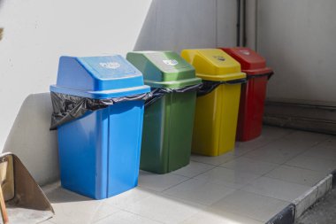 Çöp kutuları için renkli çöp tenekeleri, reklam için arka plan ve araç ve temizlik sahnesinde duvar kağıtları