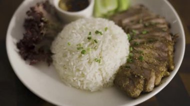 Ahşap bir masaya yerleştirilmiş ızgara et ve pirinç yemek sahnesinde belgesel ve sinema için video görüntüleri..