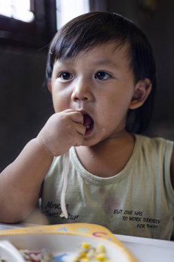 Yürüyen Çocuk Kahvaltı Yapıyor, Yemek ve yaşam tarzında reklam ve duvar kâğıdı için arka plan.