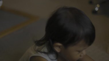 Toddler Merakla DSLR Kamerasını Küçük Ellerle Keşfediyor, belgesel için video görüntüleri ve yaşam tarzı sahnesinde sinematiktir.