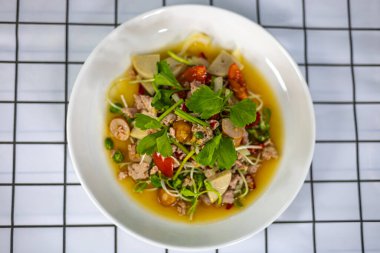 Masadaki Baharatlı Karışık Salata, Kültür ve Yemek Sahnesi 'ndeki Reklam ve Duvar Kağıdı Arkaplanı.