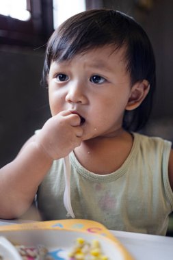 Yürüyen Çocuk Kahvaltı Yapıyor, Yemek ve yaşam tarzında reklam ve duvar kâğıdı için arka plan.