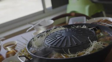 Masada sıcak Tayland usulü shabu var. Yemek kültürü videoları ya da mutfak filmleri için ideal..