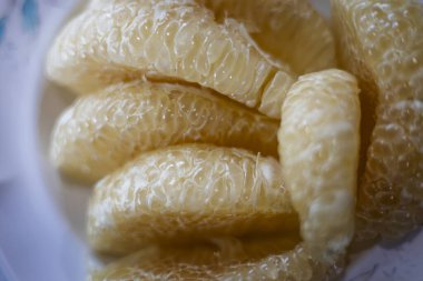 Yiyecek reklamları, restoran görselleri, sağlık kampanyaları ve tropikal tazeliği ön plana çıkaran fotoğraf projeleri için ideal bir tabakta soyulmuş meyve..