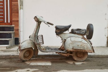 Delhi, Hindistan - eski tozlu paslı motosiklet kaldırıma park edilmiş.  