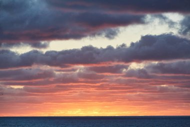 Cornwall, İngiltere - Land 's End' de dramatik gökyüzü ile gün batımı