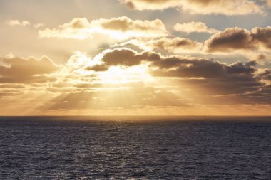 Cornwall, İngiltere - Land 's End' de dramatik gökyüzü ile gün batımı