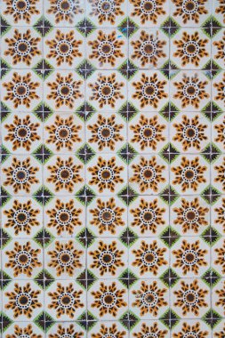 Portekiz 'de bir duvardaki geleneksel desenli renkli tipik fayanslar