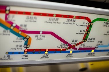 Hong Kong metrosundaki istasyonlara yakın çekim tabelası.