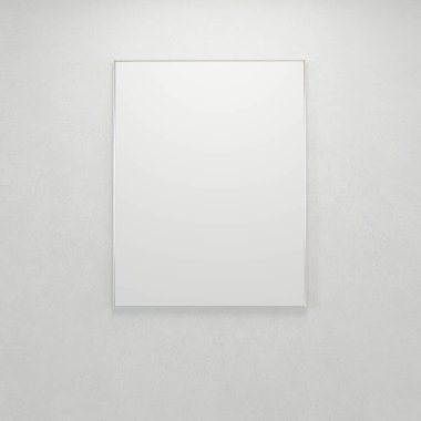 Açık renkli bir duvarda asılı basit, modern dikdörtgen bir ayna. Ayna ince gümüş bir çerçeveye sahiptir ve boş bir yüzeyi yansıtarak minimalist bir estetik oluşturur..