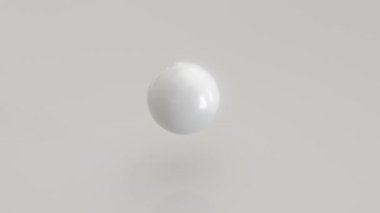 Yansıtıcı bir yüzeye yerleştirilmiş basit, pürüzsüz, beyaz bir küp, minimalist tasarım ve yumuşak ışıklandırma içeren 60 fps 4k döngüleme videosu.